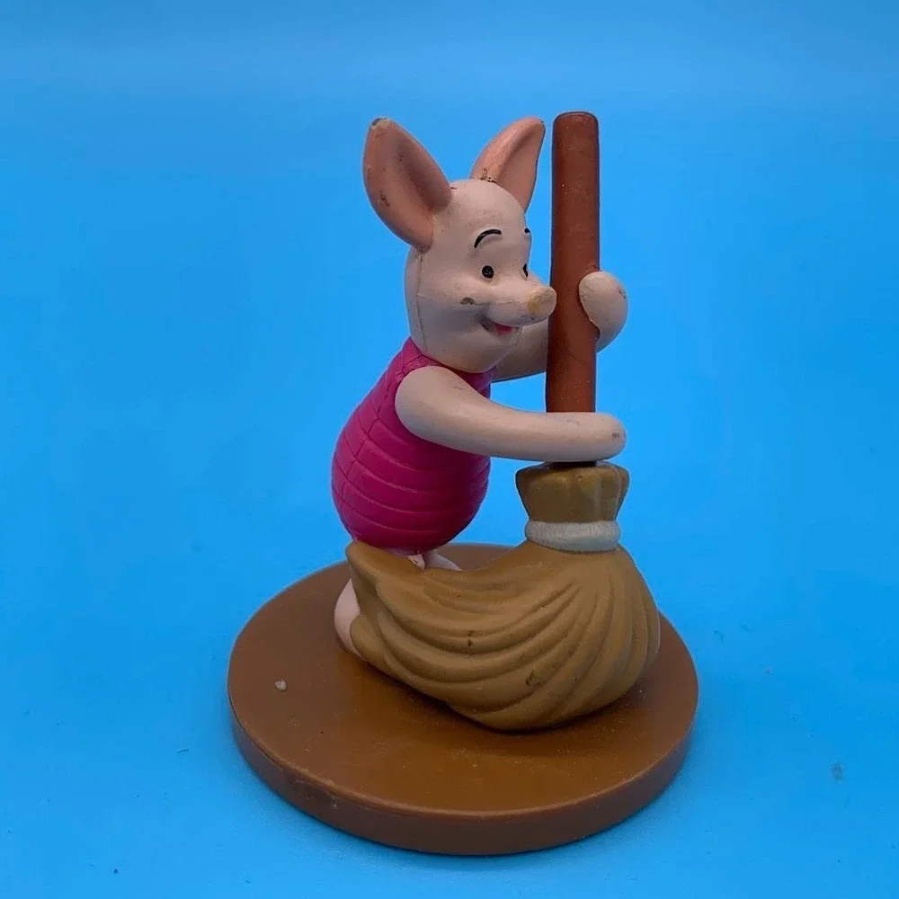 The Disney Store Winnie The Pooh Piglet‎ Sweeping Toy Figure